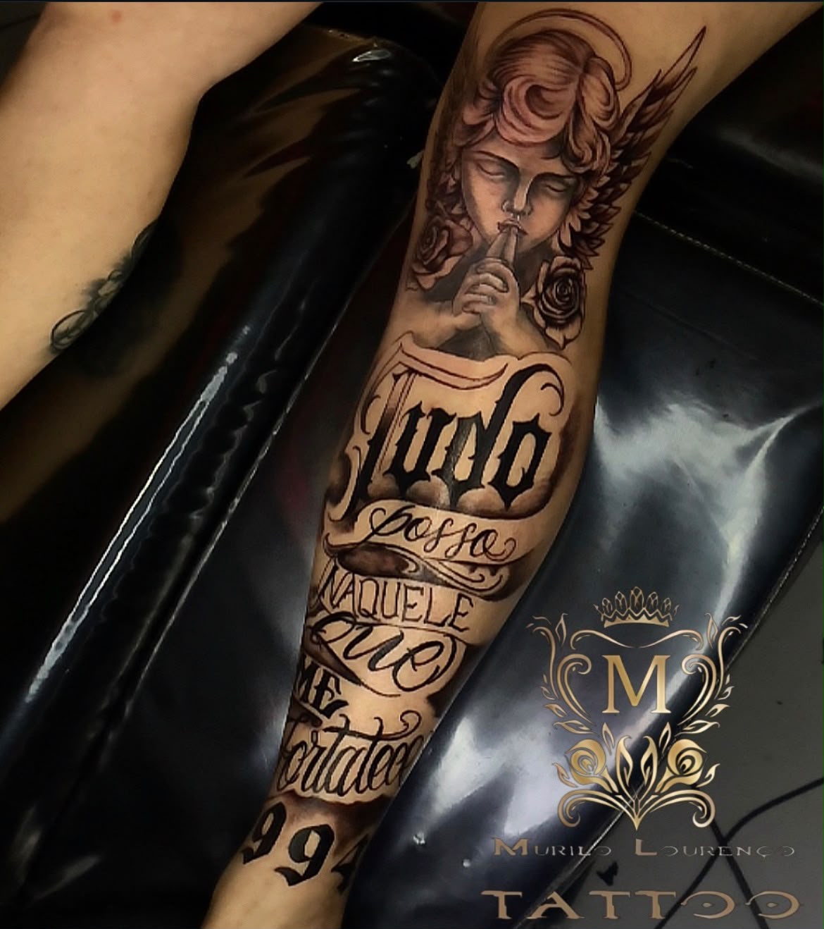 Tatuagem de anjo e lettering na perna