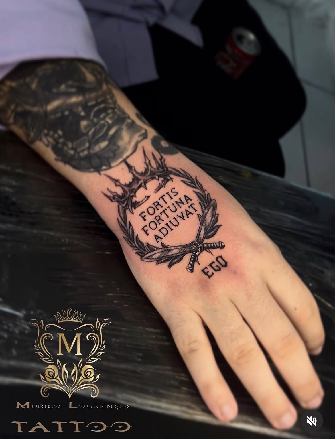 Tatuagem de lettering na mão: Fortis Fortuna Adiuvat