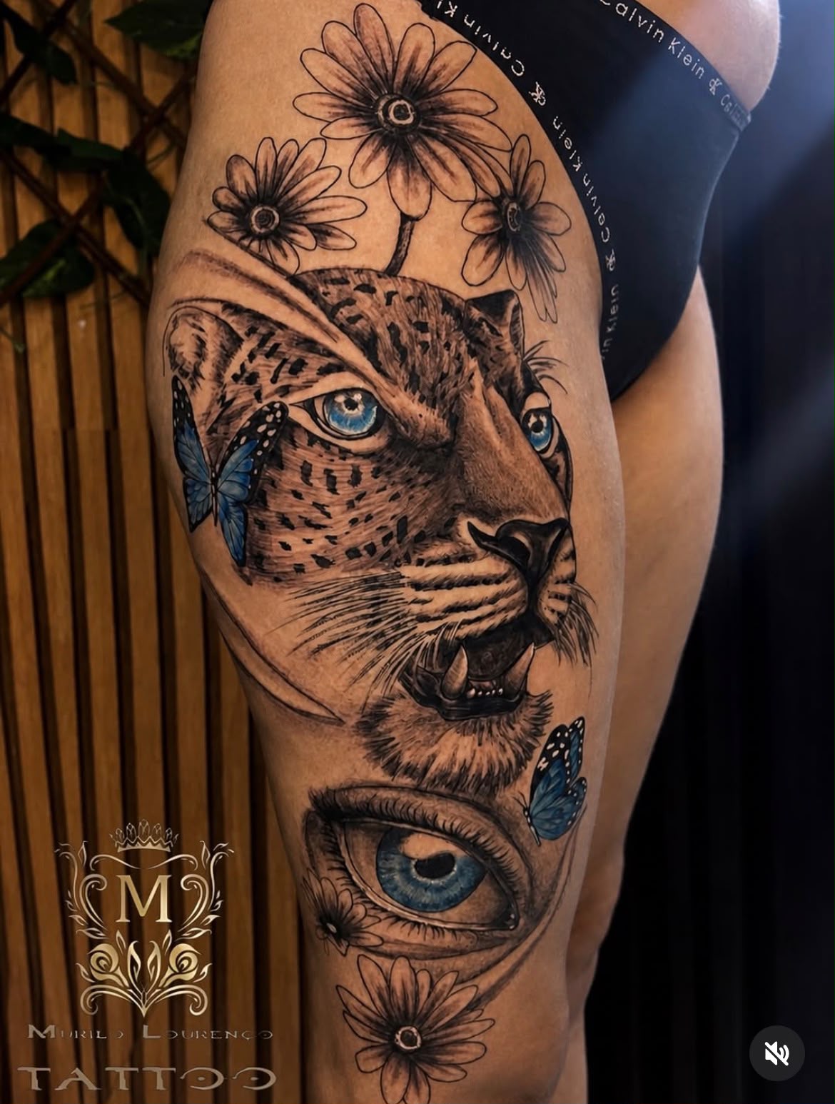 Tatuagem realista de leopardo com olhos azuis