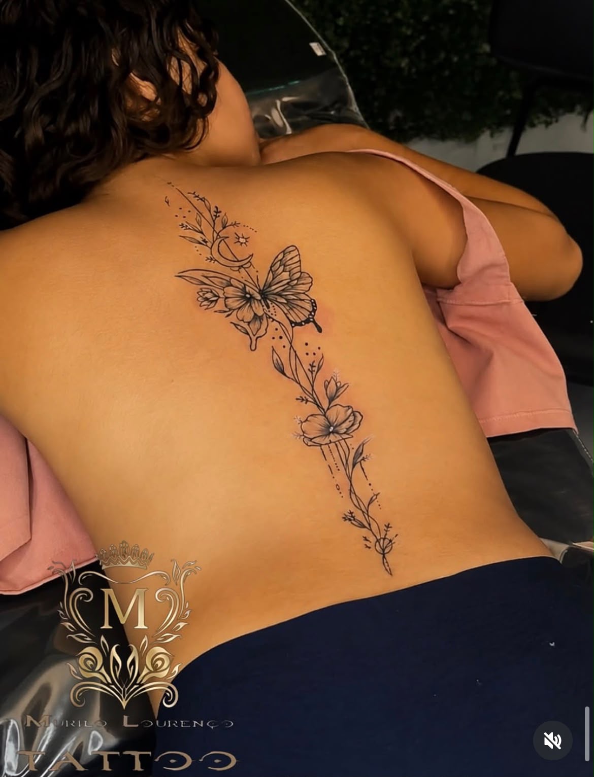 Tatuagem de borboleta e flores nas costas